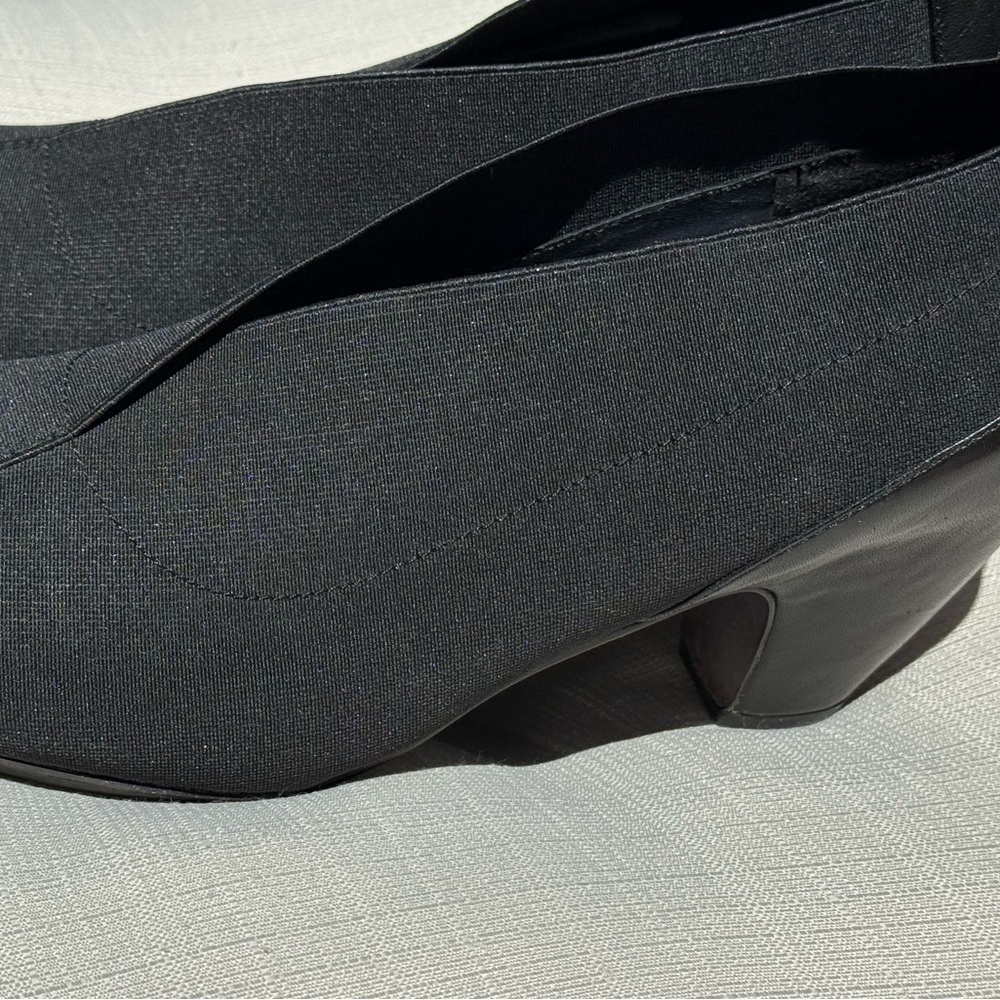 Eileen Fisher Matte Black Grosgrain Booties women’s size 8.5 - Picture 2 of 8